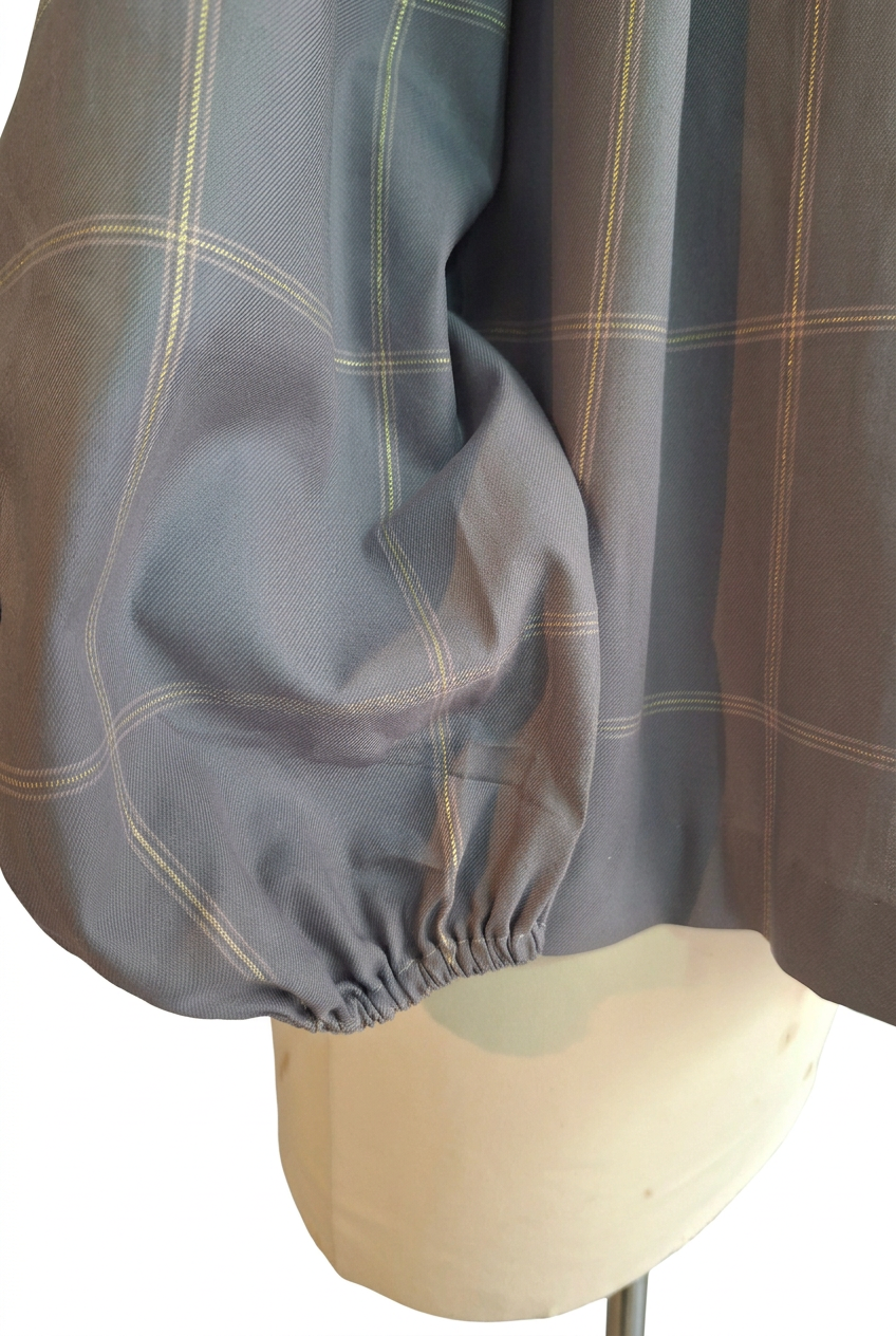 Chemisier femme manches longues, smockée. Motif carreaux bleu-gris.