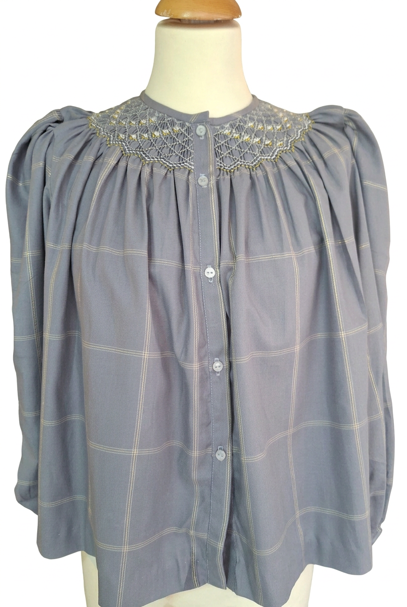 Chemisier femme manches longues, smockée. Motif carreaux bleu-gris.