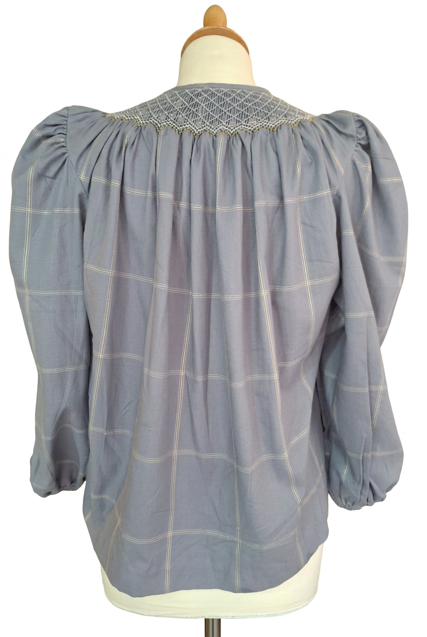 Chemisier femme manches longues, smockée. Motif carreaux bleu-gris.