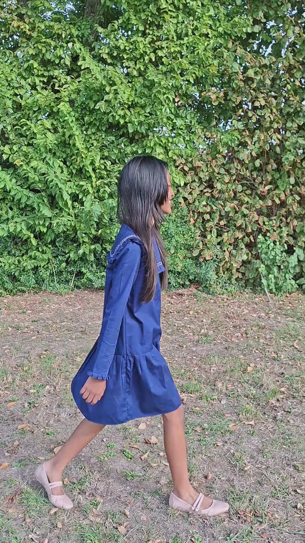 une fille marchant avec sa robe smockée