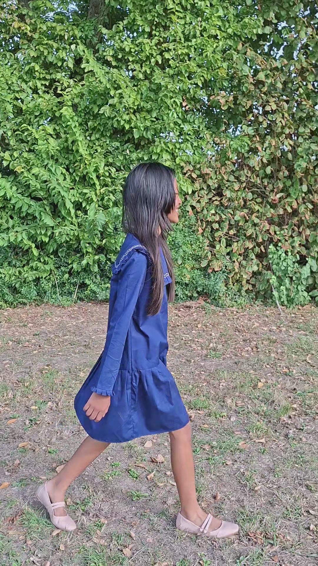 une fille marchant avec sa robe smockée