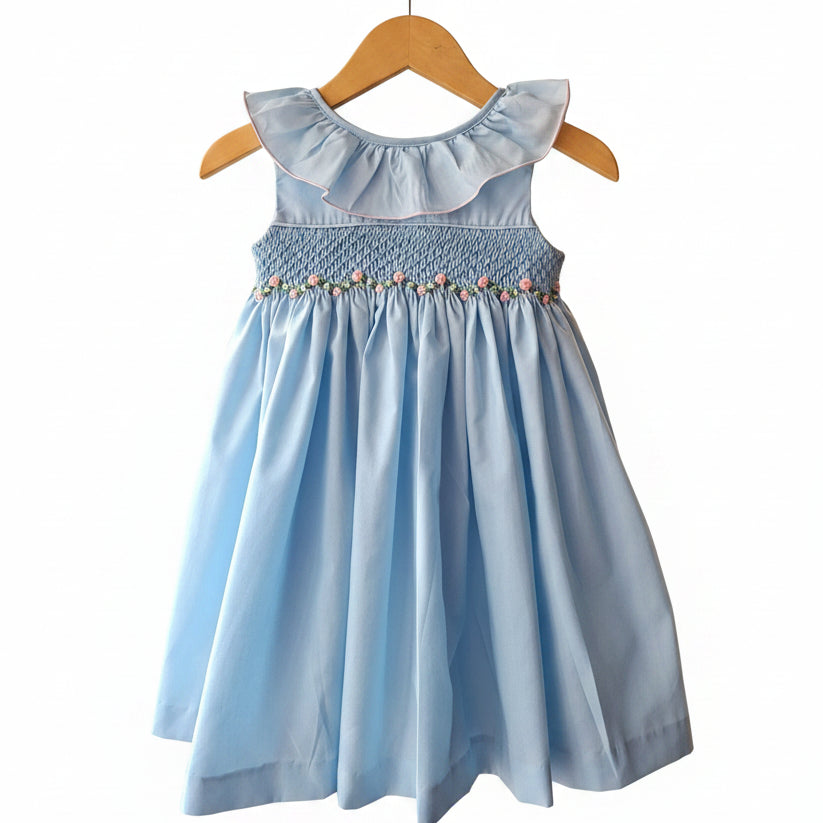 Nouveauté. Robe à smocks bleu pastel à col volant