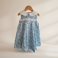 Robe à smocks bleu clair avec col festonné