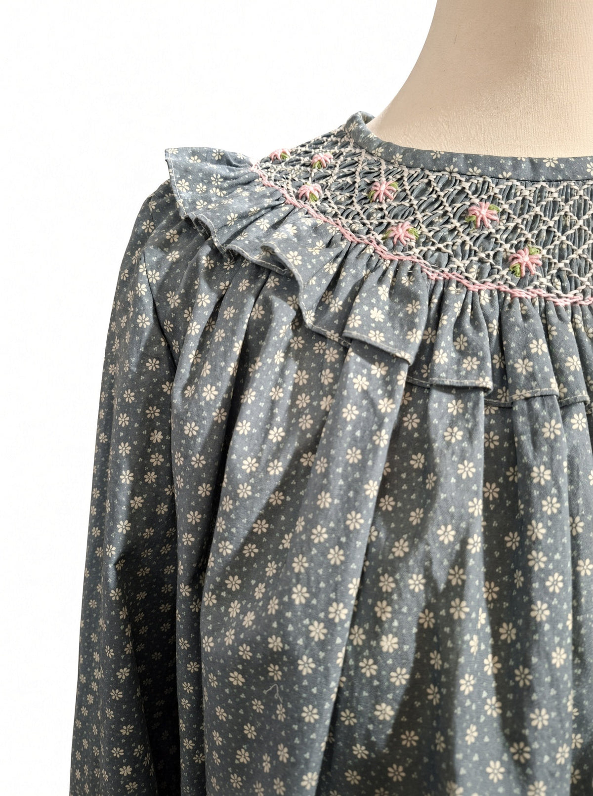 Chemisier femme en coton fleuri, smocké à la main