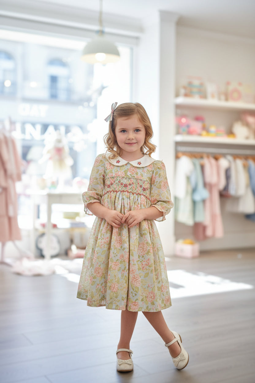 Robe à smocks en coton plumetis, fleurie.