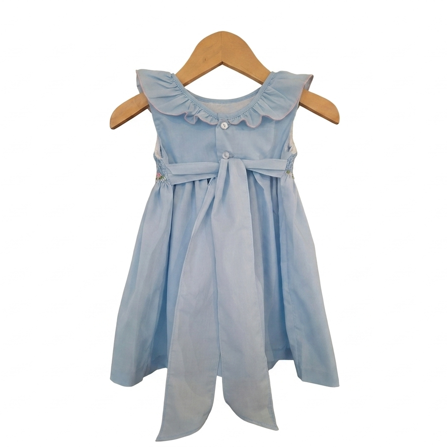 Nouveauté. Robe à smocks bleu pastel à col volant