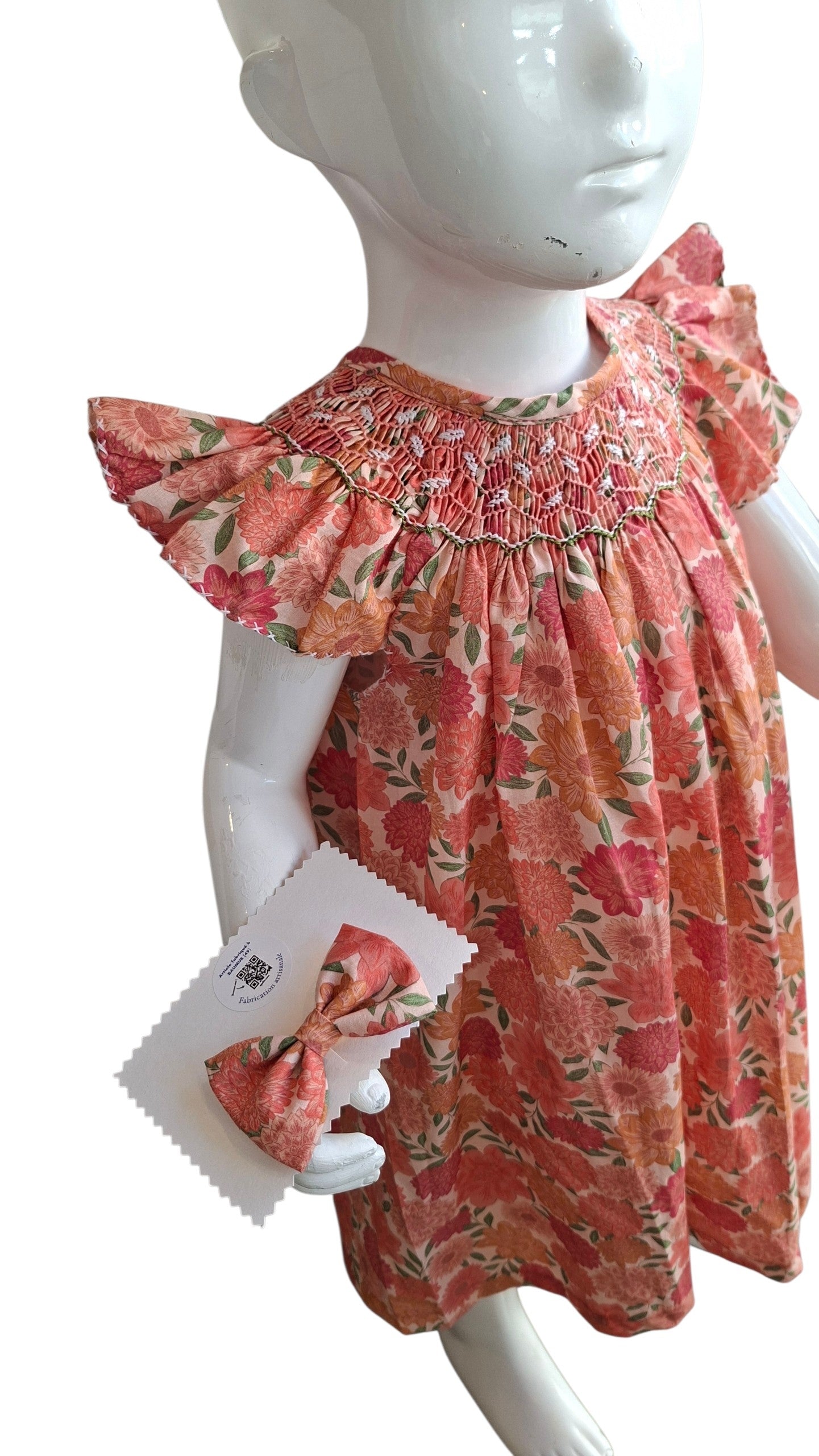 Robe bucolique à smocks, douceur Corail et pivoines.