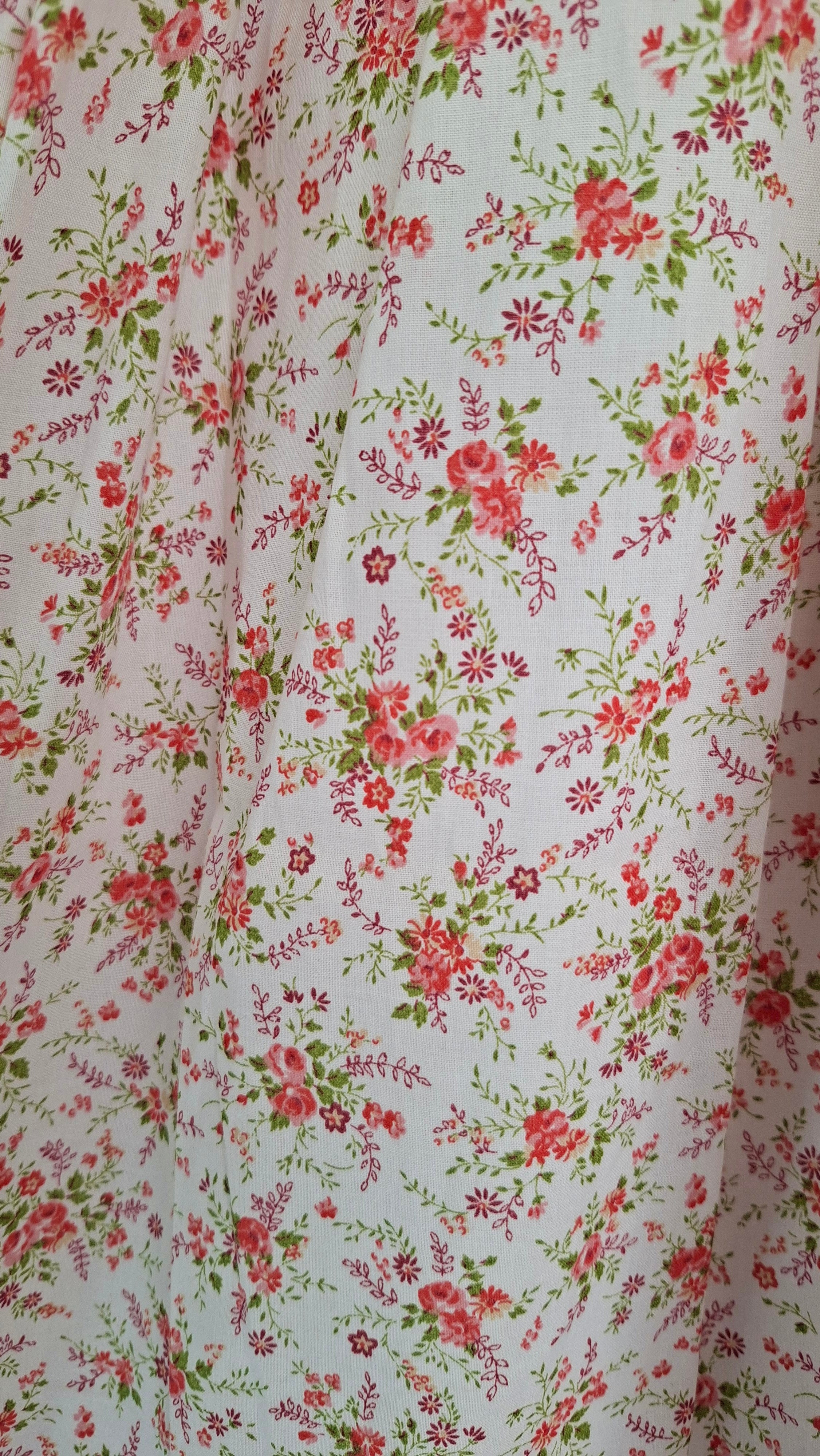 Robe de printemps / été, smockée à Fleurs.