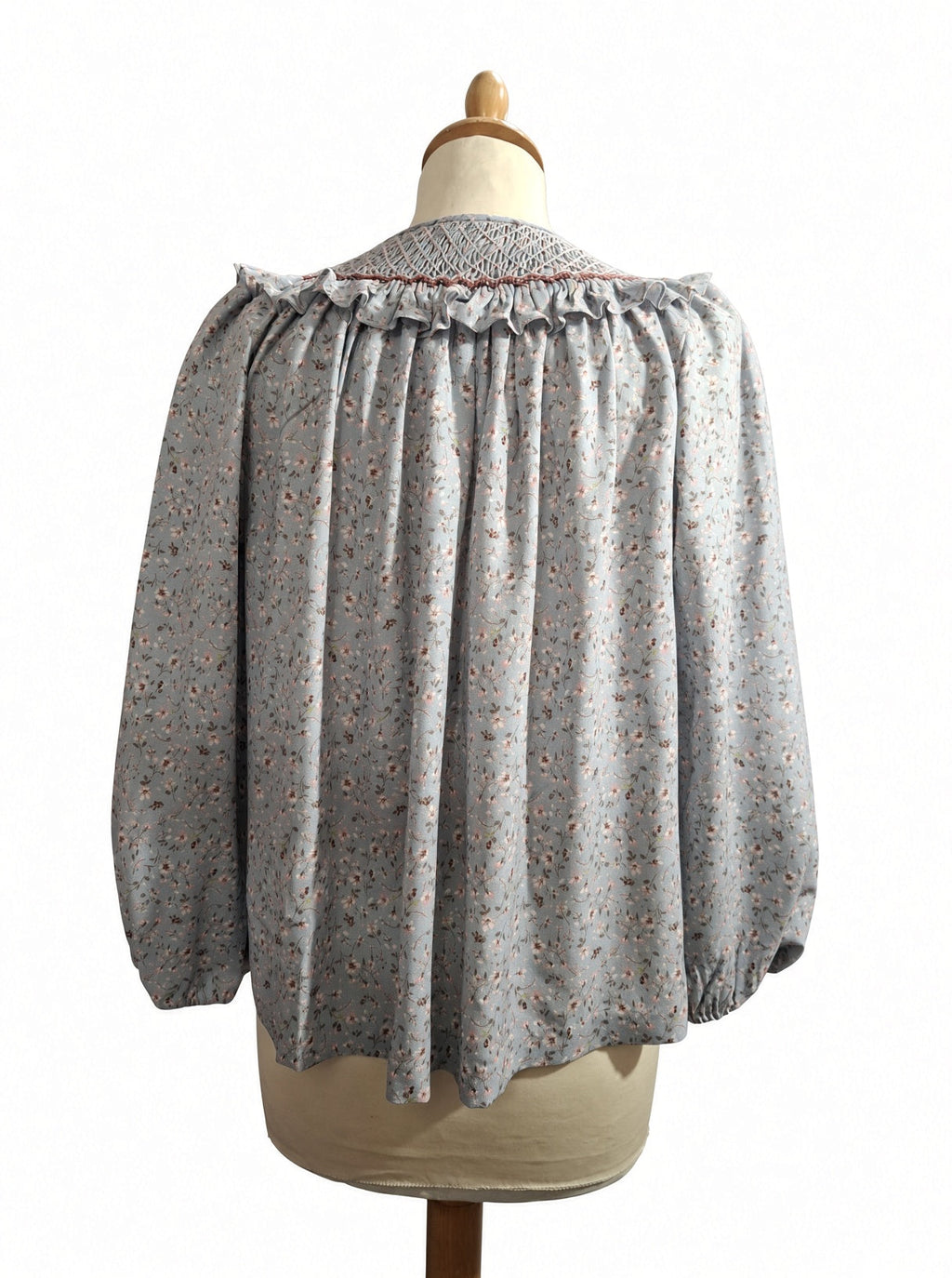 Chemisier femme fleuri gris bleuté, à smocks et volant.
