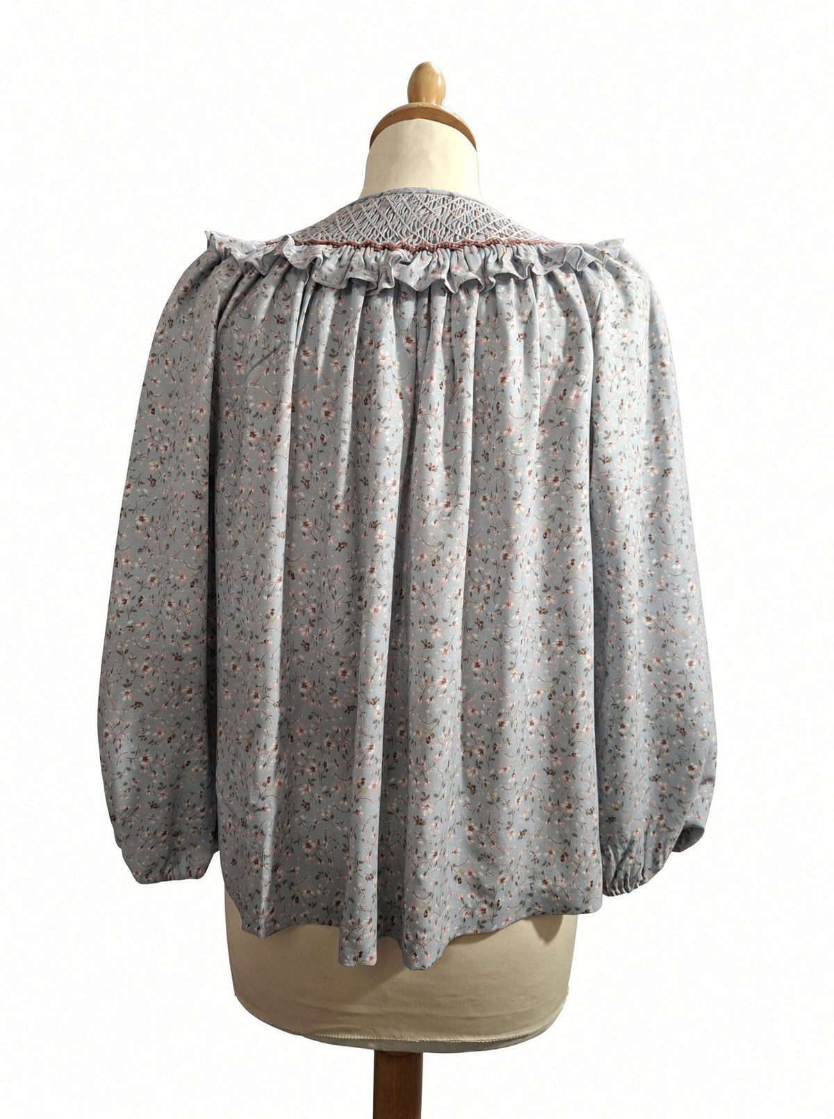 Chemisier femme fleuri gris bleuté, à smocks et volant.
