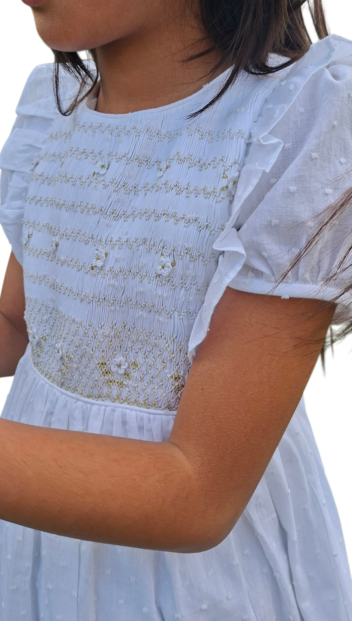Robe à smocks en plumetis blanc et broderie dorée
