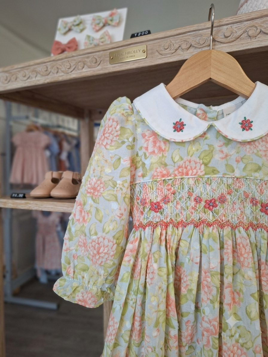 Robe à smocks en coton plumetis, fleurie.