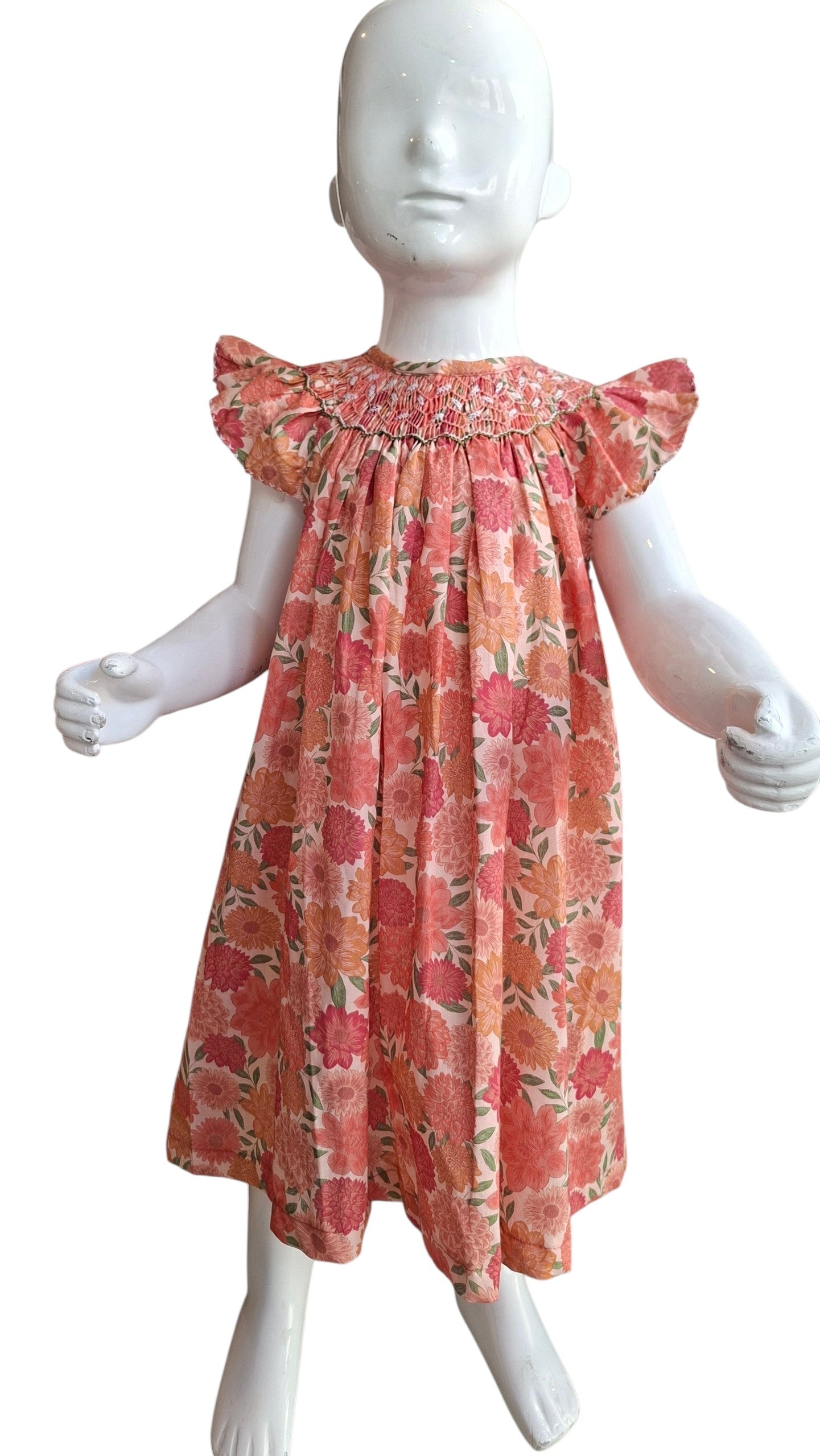 Robe bucolique à smocks, douceur Corail et pivoines.