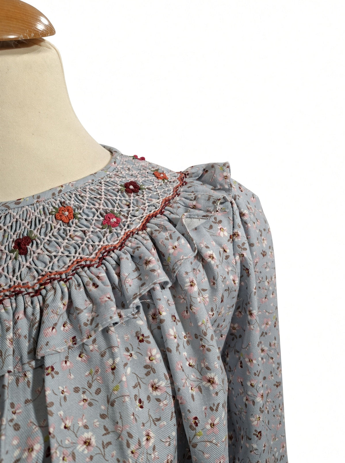 Chemisier femme fleuri gris bleuté, à smocks et volant.