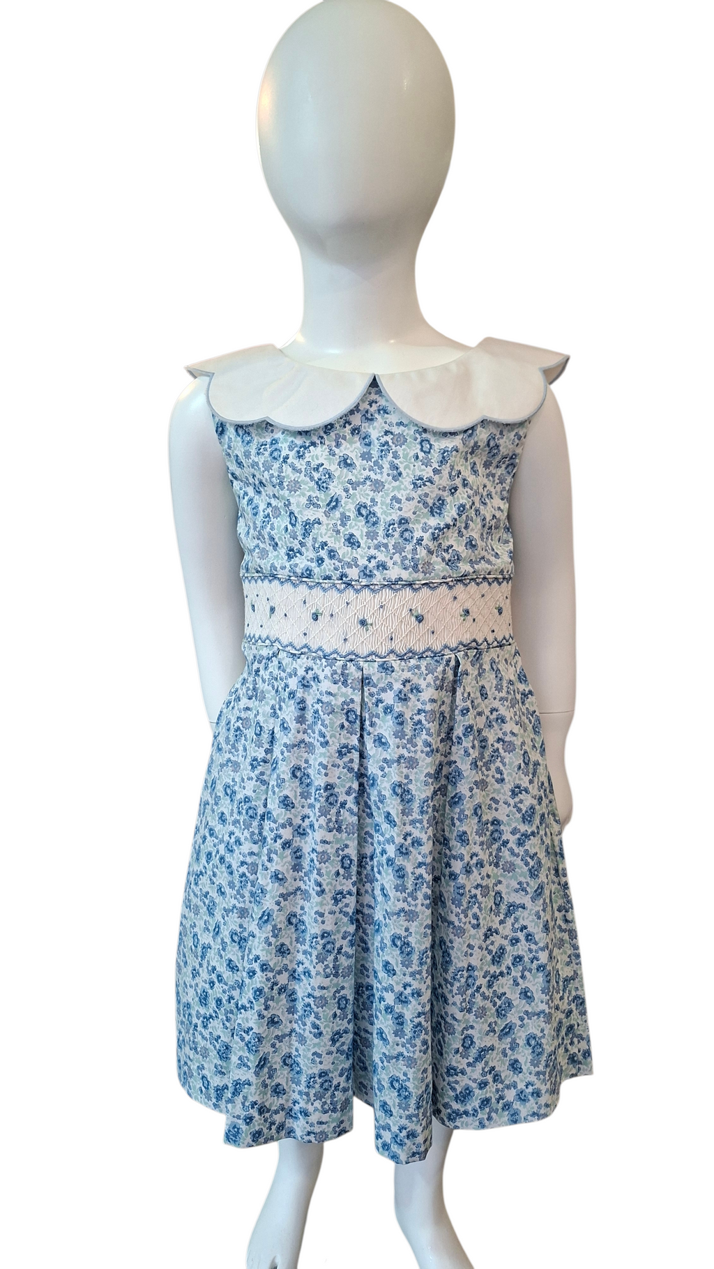 Robe à smocks bleu clair avec col festonné