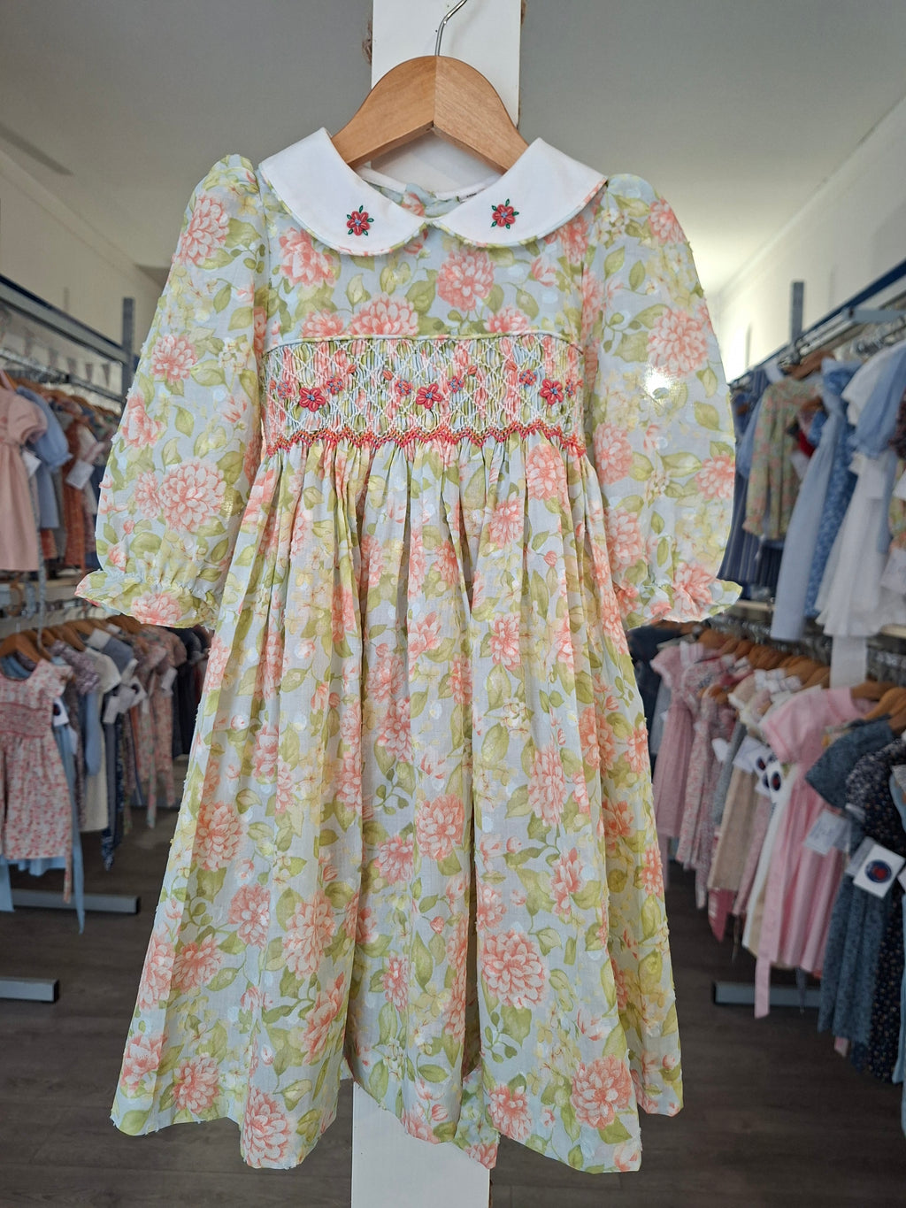Robe à smocks en coton plumetis, fleurie.