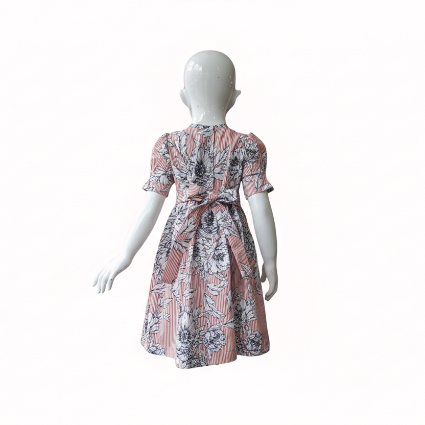 Robe à smocks rose, fleurie et manches courtes.