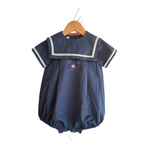 Barboteuse col marin, brodée main.