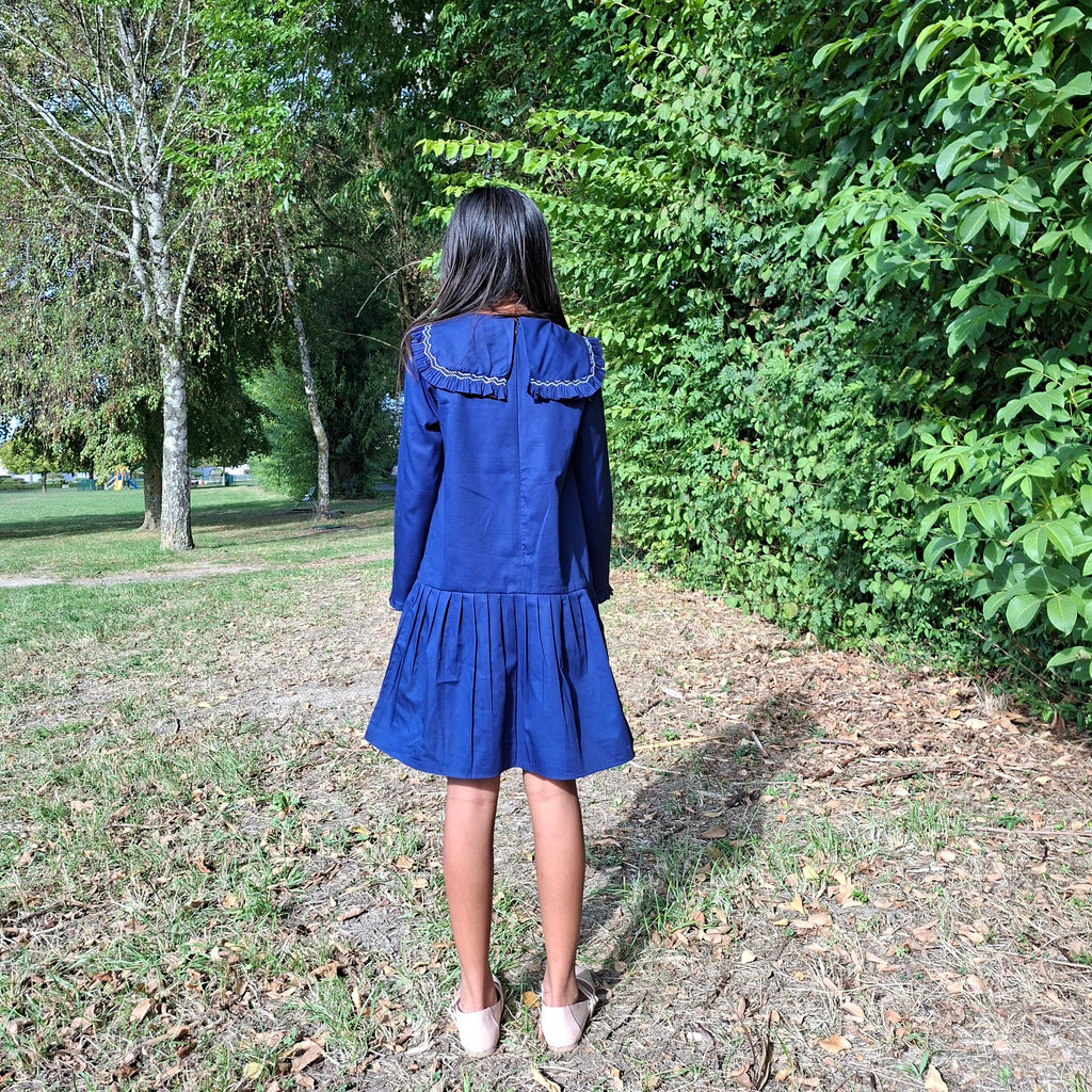 En PRE-COMMANDE. Robe bleu marine avec plastron smocké – 4 à 16 ans