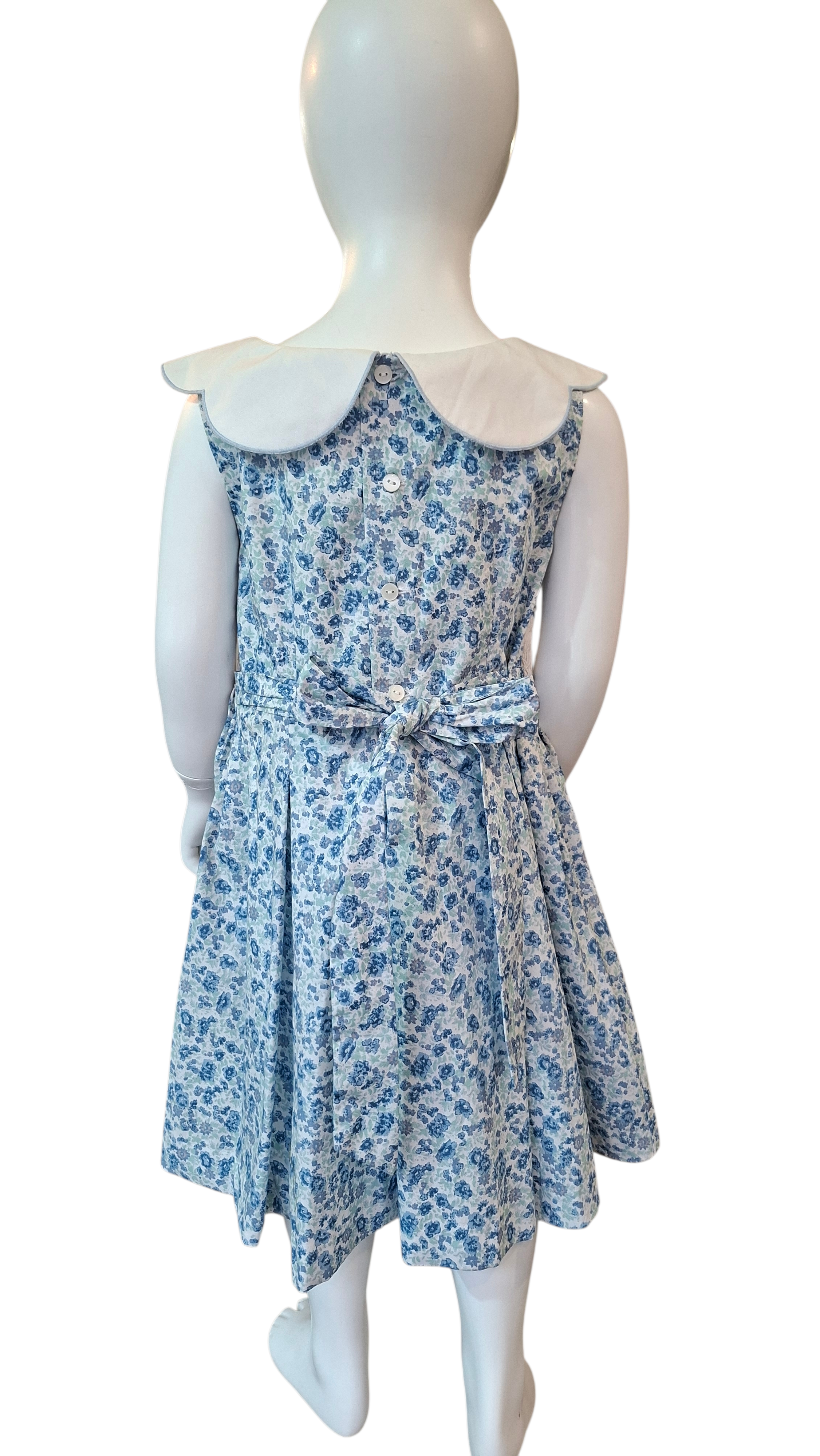 Robe à smocks bleu clair avec col festonné