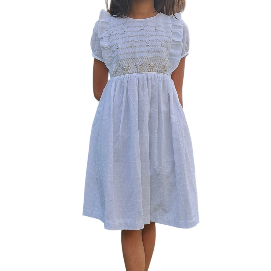 Robe à smocks plumetis blanc et broderies dorées. Robe de cérémonie