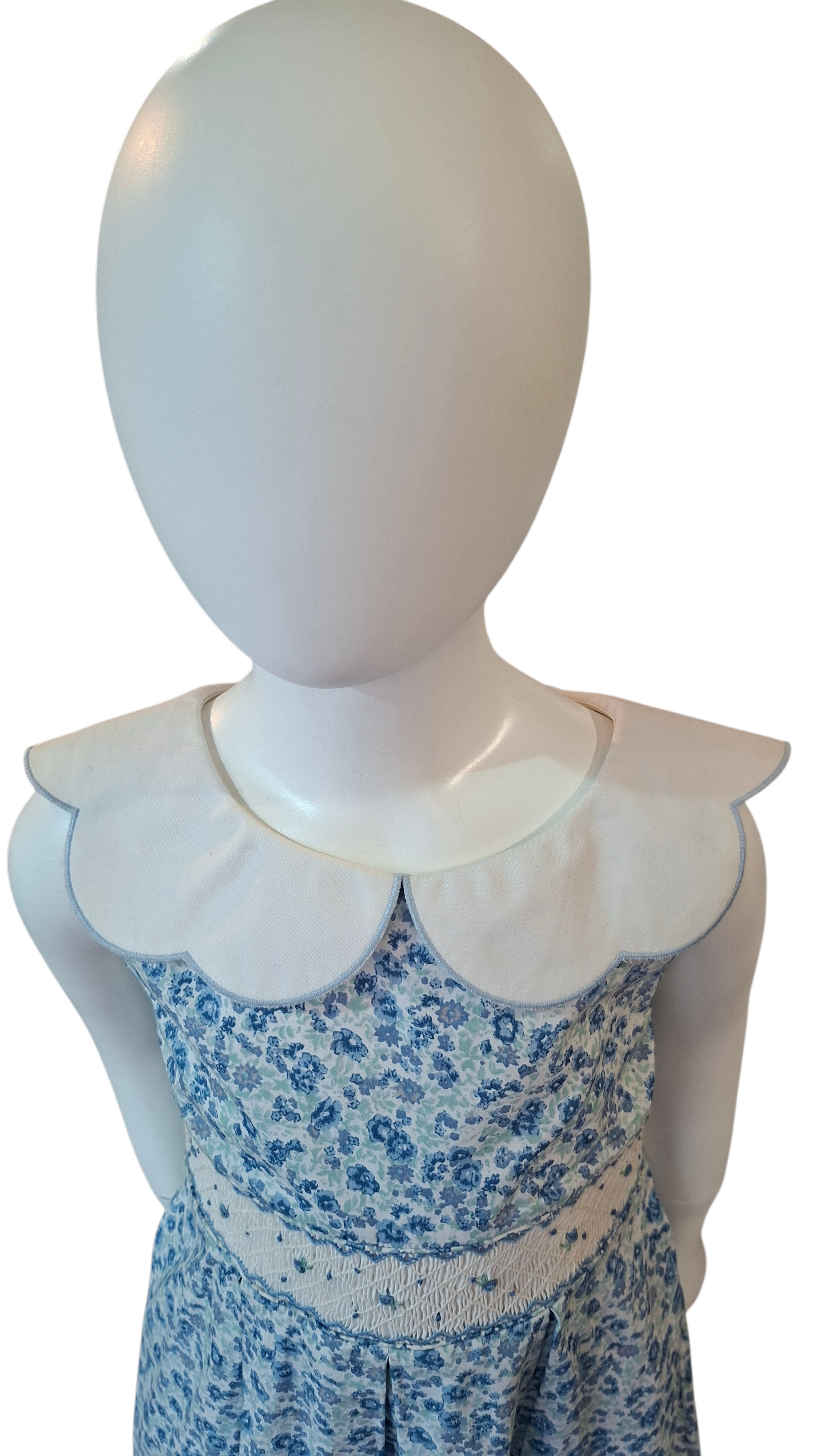 Robe à smocks bleu clair avec col festonné