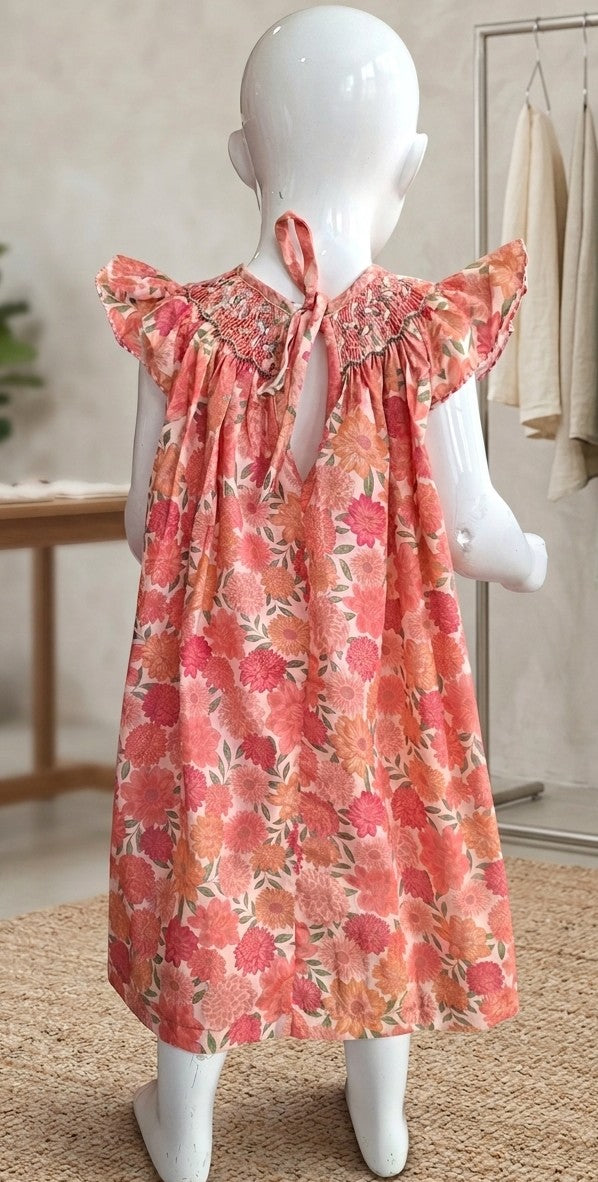Robe bucolique à smocks, douceur Corail et pivoines.