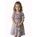 Robe à smocks rose, fleurie et manches courtes.