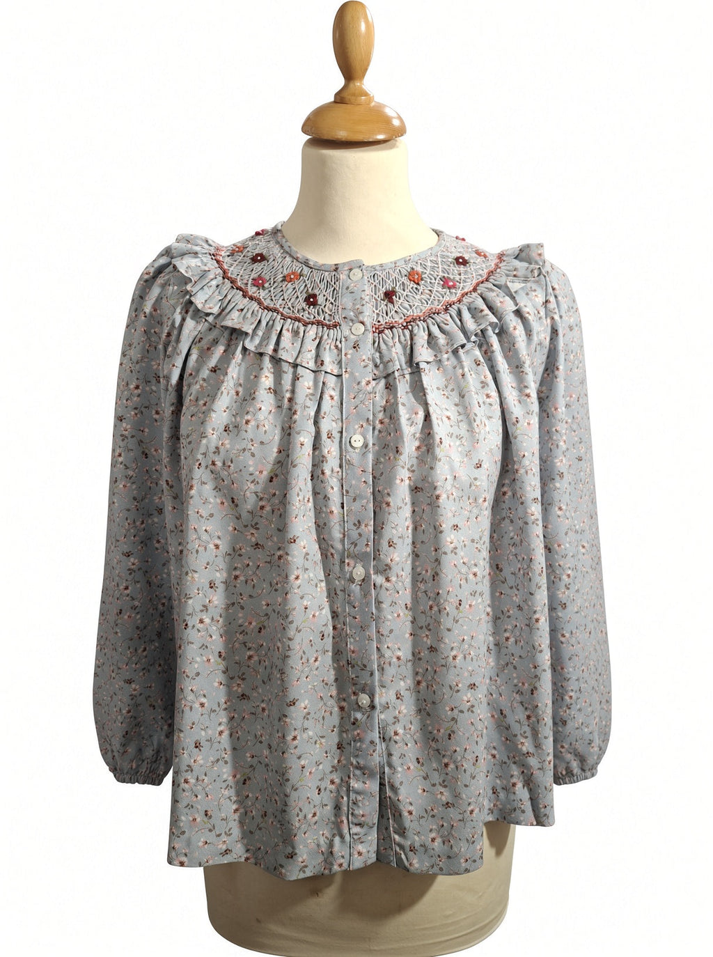 Chemisier femme fleuri gris bleuté, à smocks et volant.