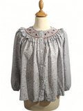 Chemisier femme fleuri gris bleuté, à smocks et volant.