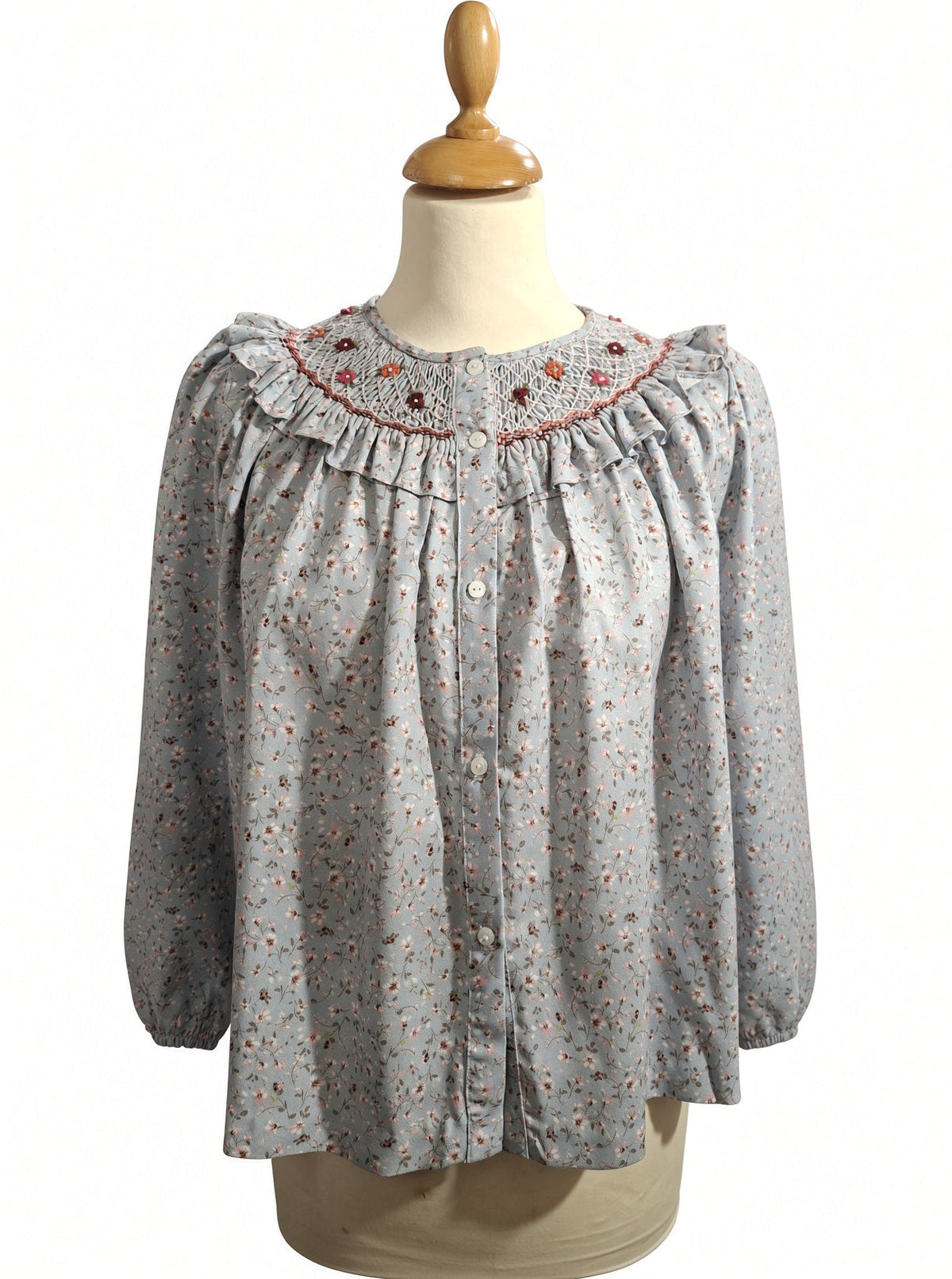 Chemisier femme fleuri gris bleuté, à smocks et volant.