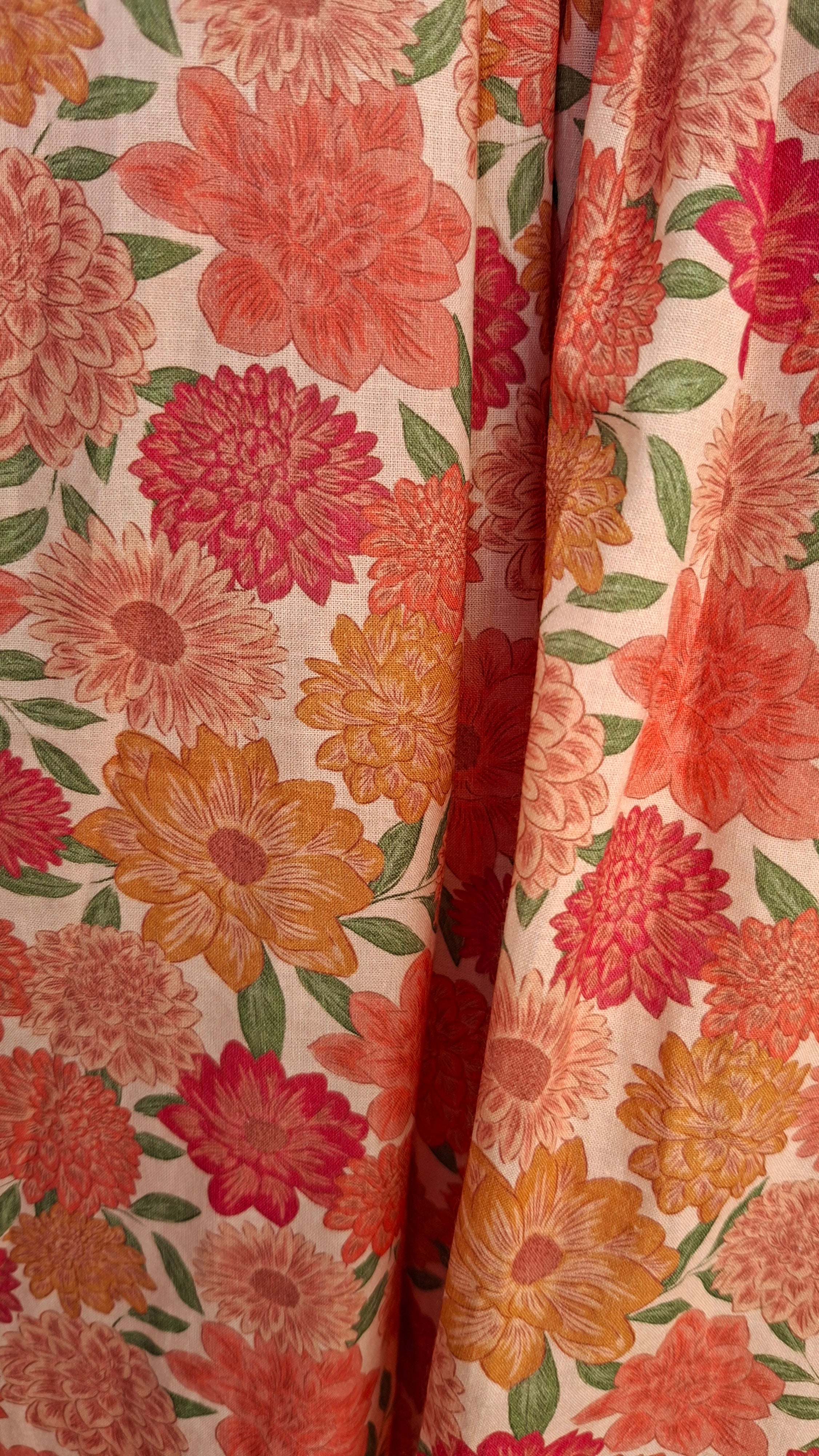 Robe bucolique à smocks, douceur Corail et pivoines.