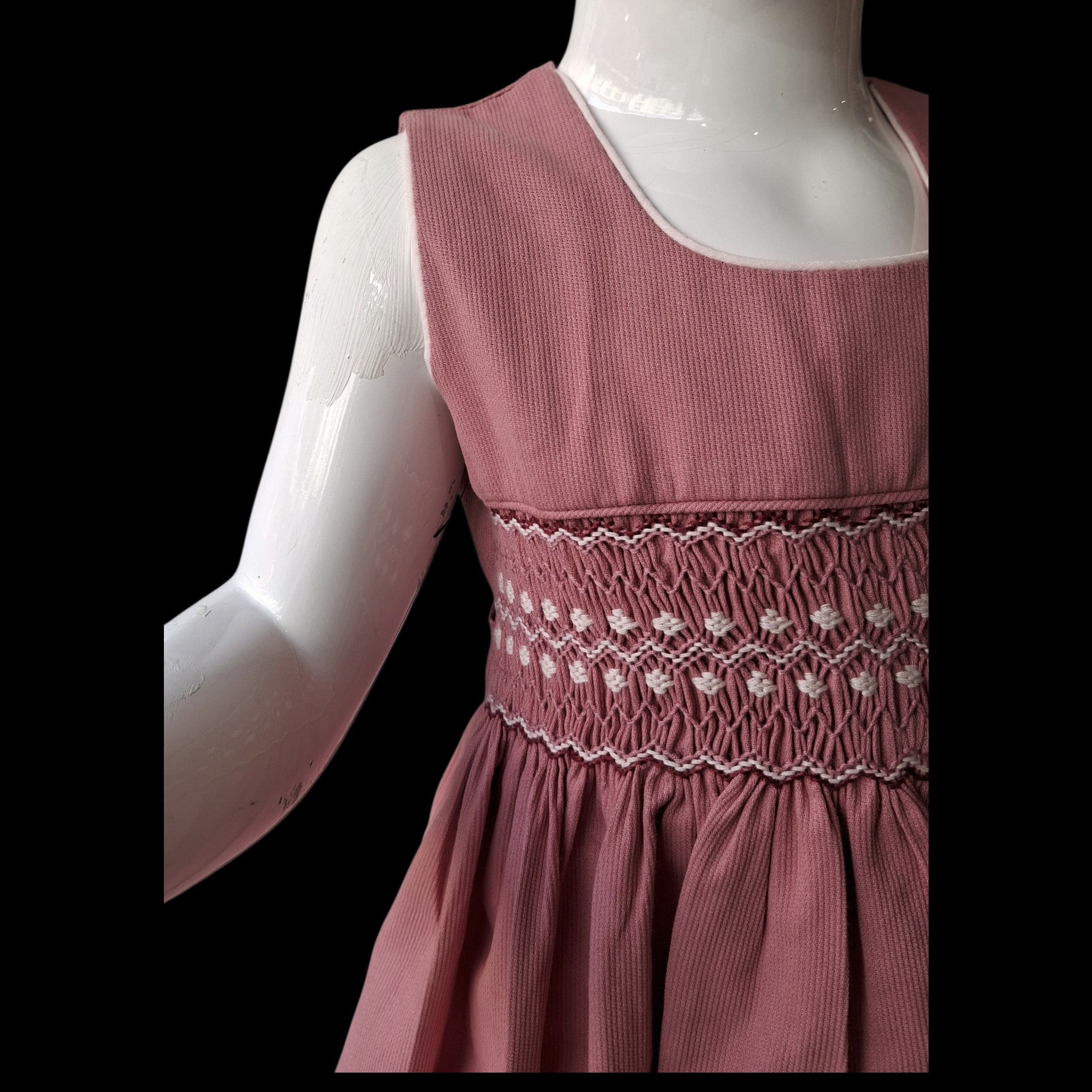 Robe à smocks sans manches en velours vieux rose.
