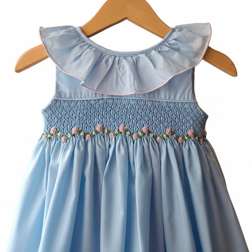Nouveauté. Robe à smocks bleu pastel à col volant