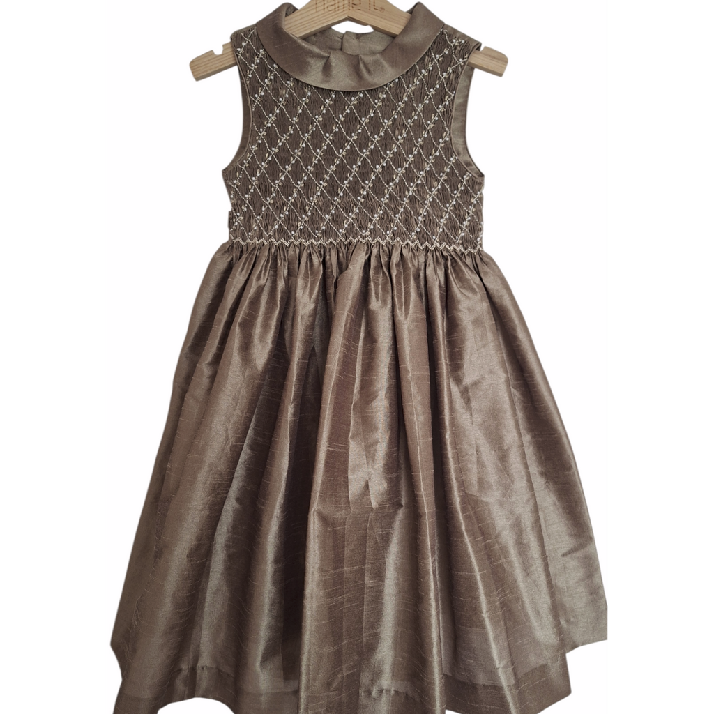 Robe en soie, smockée à la main