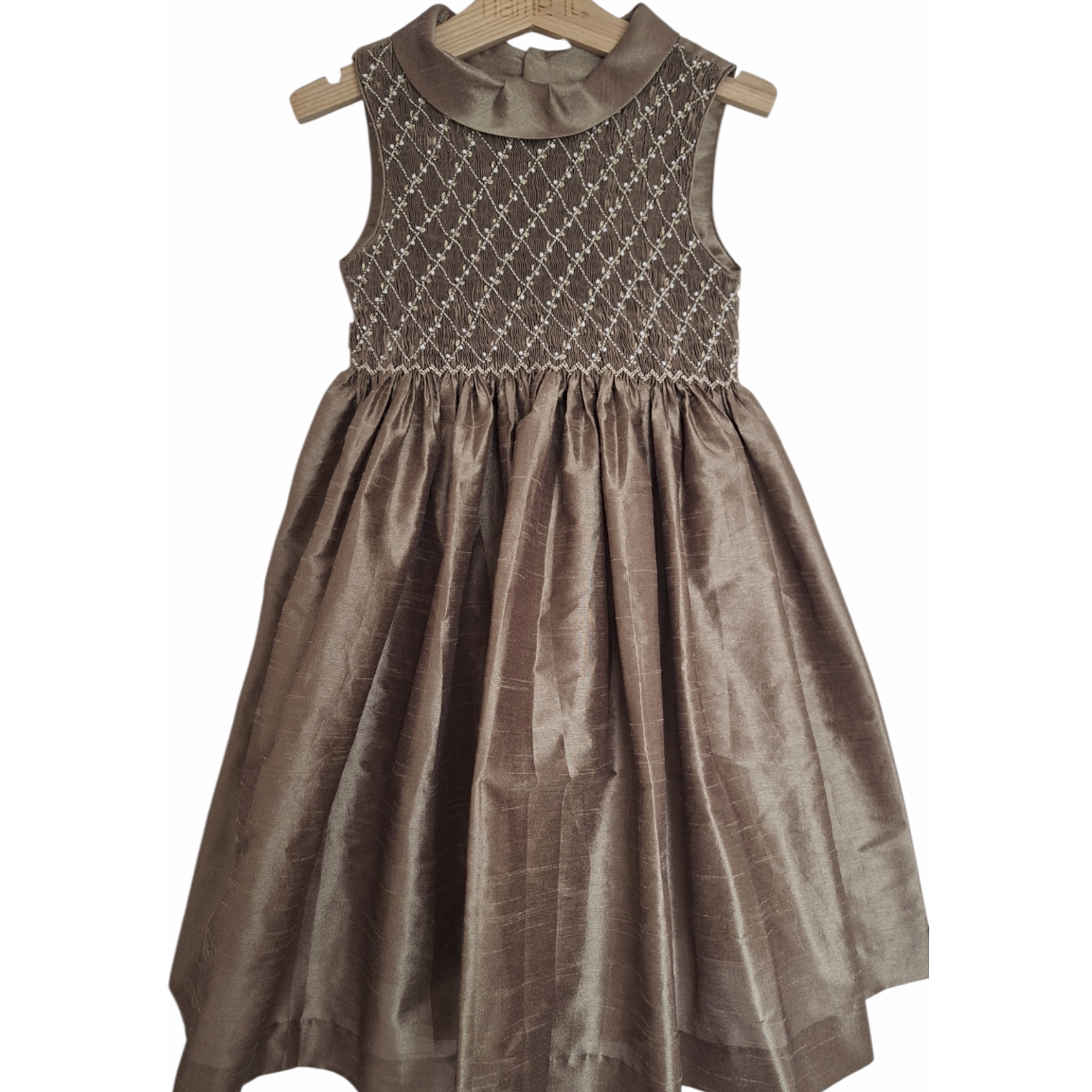 Robe en soie, smockée à la main